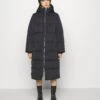 Yaspuffa Long Coat - Donsjas - Black 2 Yaspuffa Long Coat - Donsjas - Black -Lyno Kleding Winkel 074f55bab68b420f83beeda1b3a49575
