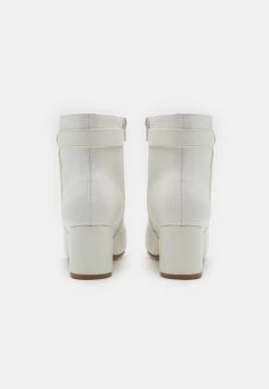 Wide Fit - Korte Laarzen - White -Lyno Kleding Winkel 17c7d916626b42ea97932eec2f5dc501