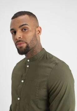 Pier One Muscle Fit Stand- Overhemd - Oliv -Lyno Kleding Winkel 259eaf52e4d4427a96fee394df68933f