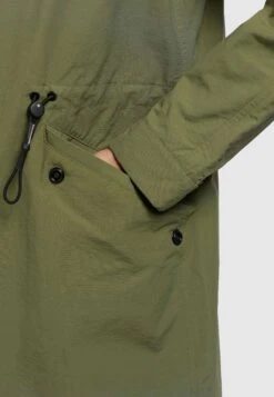 Khujo Marnia - Regenjas - Olivgrün -Lyno Kleding Winkel 4e3dbc60eec949a29c27a5518a2dbfac