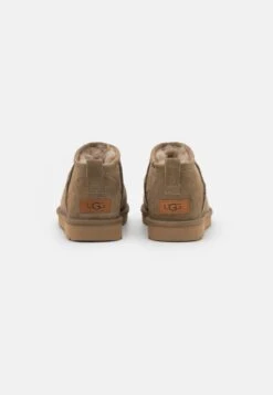 Ugg Korte Laarzen - Marrone 14 Ugg Korte Laarzen - Marrone -Lyno Kleding Winkel 55d033a2145a4c5d840dfd15f0ca981f