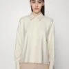 DRYKORN Cloelia - Blouse -Off White 1 DRYKORN Cloelia - Blouse -Off White -Lyno Kleding Winkel 5c45d92c97984fc7a933cf54bec5a3a0