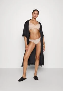 Chantelle Chic Essential Spacer - Beugel Bh - Golden Beige 10 Chantelle Chic Essential Spacer - Beugel Bh - Golden Beige -Lyno Kleding Winkel 60dc669fb94c42bf86bf8991870cace3