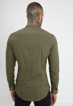 Pier One Muscle Fit Stand- Overhemd - Oliv -Lyno Kleding Winkel 6203a98ce2074a57aa2427fe331f99cb