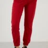 LELA Slim Fit - Trainingsbroek - Red 2 LELA Slim Fit - Trainingsbroek - Red -Lyno Kleding Winkel 64c4a1b1b7234077af7625a6052603d6
