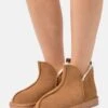 Pier One Leather- Pantoffels - Cognac -Lyno Kleding Winkel 6eff35c3cb7e4f93bb4d99616e30a8c3