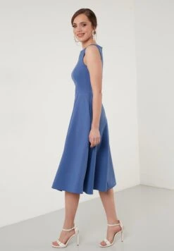 LELA Crew Neck Pleated Midi - Cocktailjurk - Indigo -Lyno Kleding Winkel 7187f531871d4180b95ff0ebec18d0d6