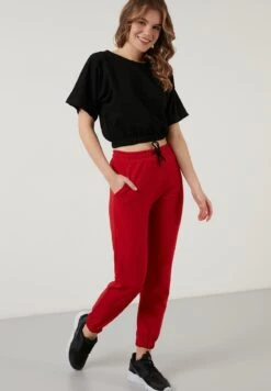 LELA Slim Fit - Trainingsbroek - Red -Lyno Kleding Winkel 772a2a4f5c0142b88ed6e0d5a71138c6
