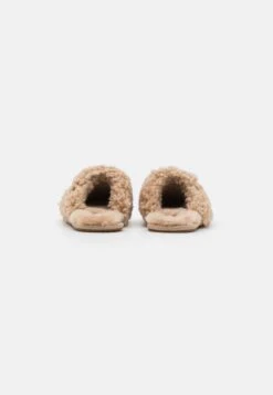 Ugg Maxi Curly Slide - Pantoffels - Sand -Lyno Kleding Winkel 7a5c0c81c53845faaf6e05c68bd00159