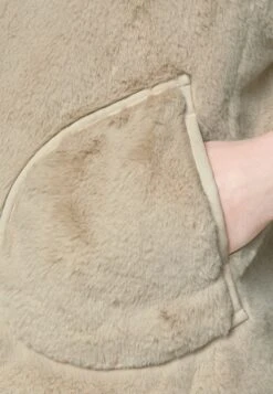 MARC CAIN Bodywarmer - Almond Milk -Lyno Kleding Winkel 7cd14e8ad6fe4834a01639b80fc13efe