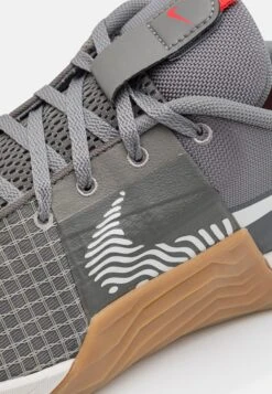 Nike Performance Metcon 8 Unisex - Trainingsschoen - Flat Pewter/Phantom/Med Brown/Light Crimson/Adobe/Cobblestone -Lyno Kleding Winkel 8653a01698a24a95a9623ef62e1b4c07