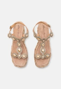 Alma En Pena Sandalen Met Sleehak - Beige -Lyno Kleding Winkel 95ad3eb72c8b4812b064e413e60bd6f5