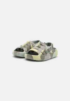 Ugg Sport Yeah Camopop - Sandalen - Moss Green 10 Ugg Sport Yeah Camopop - Sandalen - Moss Green -Lyno Kleding Winkel a62d21f623ed4ff7b760b41976672ff9