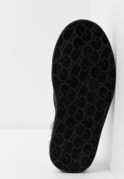 Ugg Scuff - Pantoffels - Black -Lyno Kleding Winkel a7d657a828814ad5b648a220729f64dd