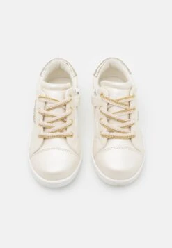 Friboo Sneakers Laag - White -Lyno Kleding Winkel aed1df307703407a8663e9dbcf6b6d4a