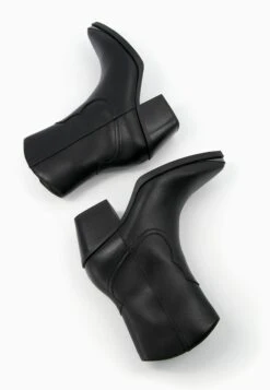 BERSHKA Heeled With Metallic Toe - Cowboy-/Bikerlaarsjes - Black -Lyno Kleding Winkel c1128abf442a45fb9d9131dd02219a12