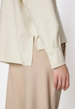 DRYKORN Cloelia - Blouse -Off White -Lyno Kleding Winkel c4bc0ca4918e496bb3b6ecbcc1751693