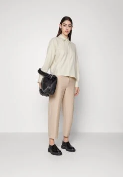 DRYKORN Cloelia - Blouse -Off White -Lyno Kleding Winkel ca56451f7d664163a260dea1794ac30f