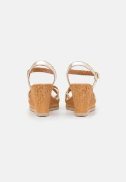 Tamaris Sandalen Met Hoge Hak - Light Gold 11 Tamaris Sandalen Met Hoge Hak - Light Gold -Lyno Kleding Winkel cbb88e47f4a1448ab03db8d2d127c635