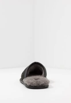 Ugg Scuff - Pantoffels - Black -Lyno Kleding Winkel da757aff0ffe4030af4ba8238bcf11e5