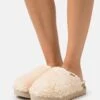 Ugg Fuzz Sugar - Pantoffels - Natural 2 Ugg Fuzz Sugar - Pantoffels - Natural -Lyno Kleding Winkel dacbaa059d464c96a98aeb961e3b81d7