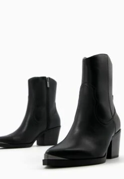 BERSHKA Heeled With Metallic Toe - Cowboy-/Bikerlaarsjes - Black -Lyno Kleding Winkel e7f66c8e19b24156ab500769fcf9a621