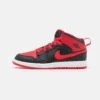 Jordan 1 Mid Unisex - Basketbalschoenen - Black/Fire Red/White 2 Jordan 1 Mid Unisex - Basketbalschoenen - Black/Fire Red/White -Lyno Kleding Winkel efb16dc0ba254da4829a9b6cd7c80ee2