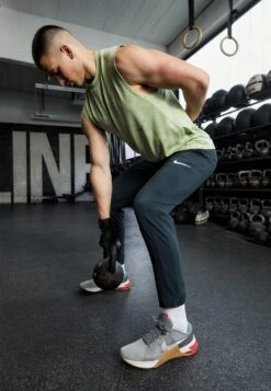 Nike Performance Metcon 8 Unisex - Trainingsschoen - Flat Pewter/Phantom/Med Brown/Light Crimson/Adobe/Cobblestone -Lyno Kleding Winkel f6c86bbfea6c40d1986a63b73e7442ba