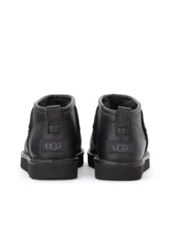 Ugg Korte Laarzen - Nero -Lyno Kleding Winkel fd30a310a4784f7187e3791c53986639